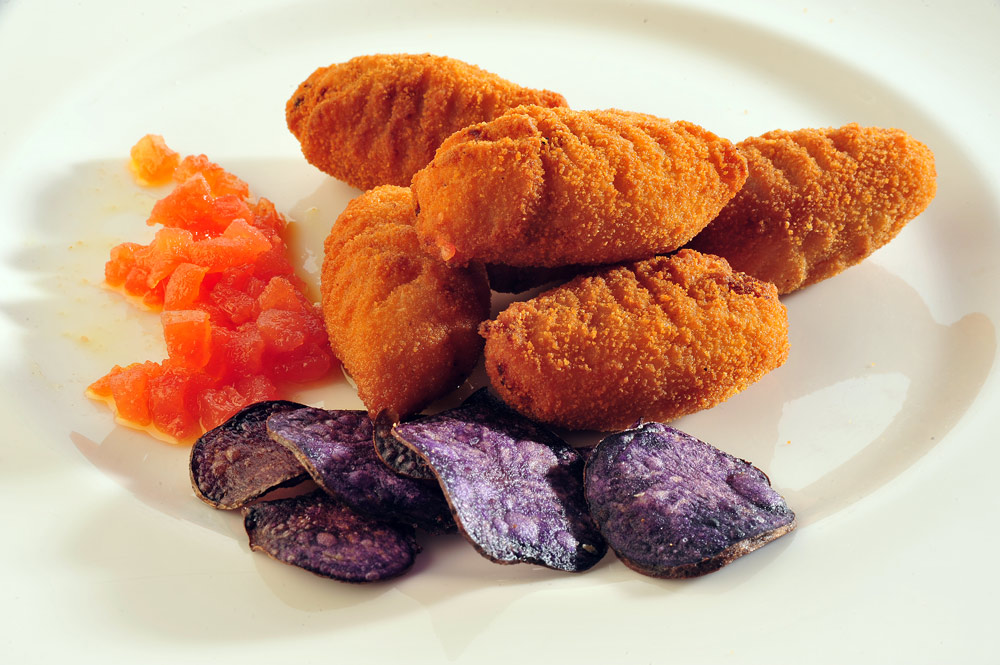 Croquetas de jamón con chips de patata